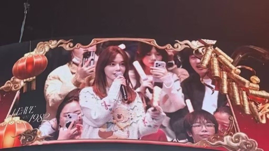 张杰演唱会幸运观众黄霄雲实名羡慕黄霄雲了！作为实力派歌手去听偶像的演唱会已经足