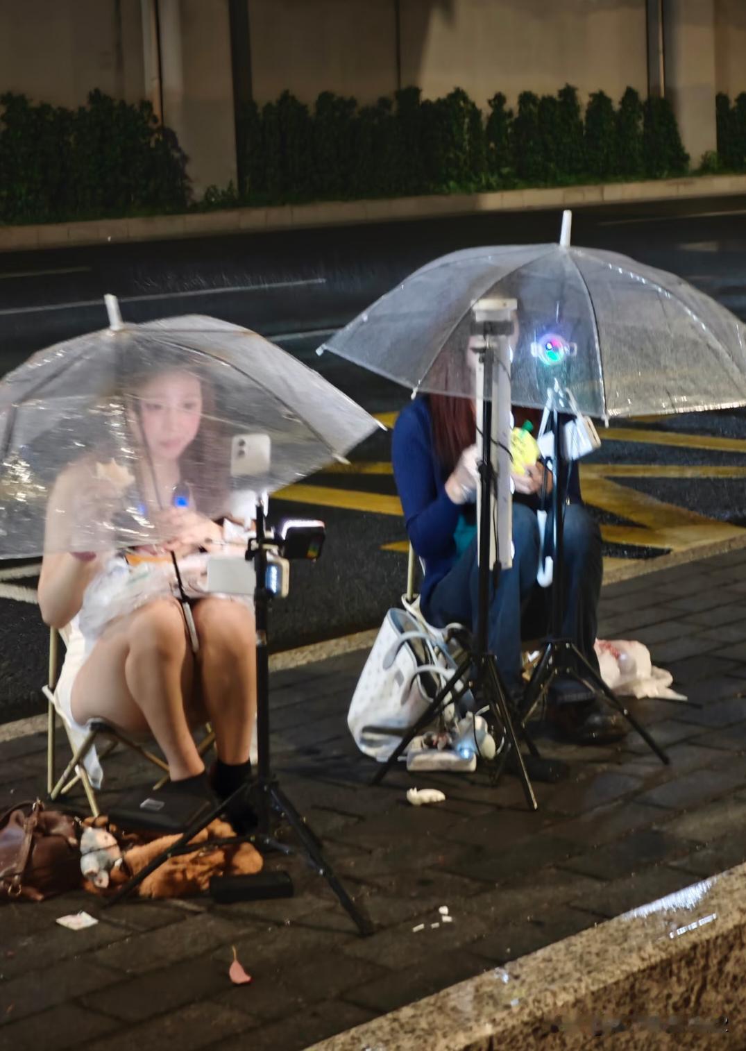 深圳龙岗龙城广场深夜还有这么多女主播。笑贫不笑娼的社会，在路边当落汤鸡也有人说“