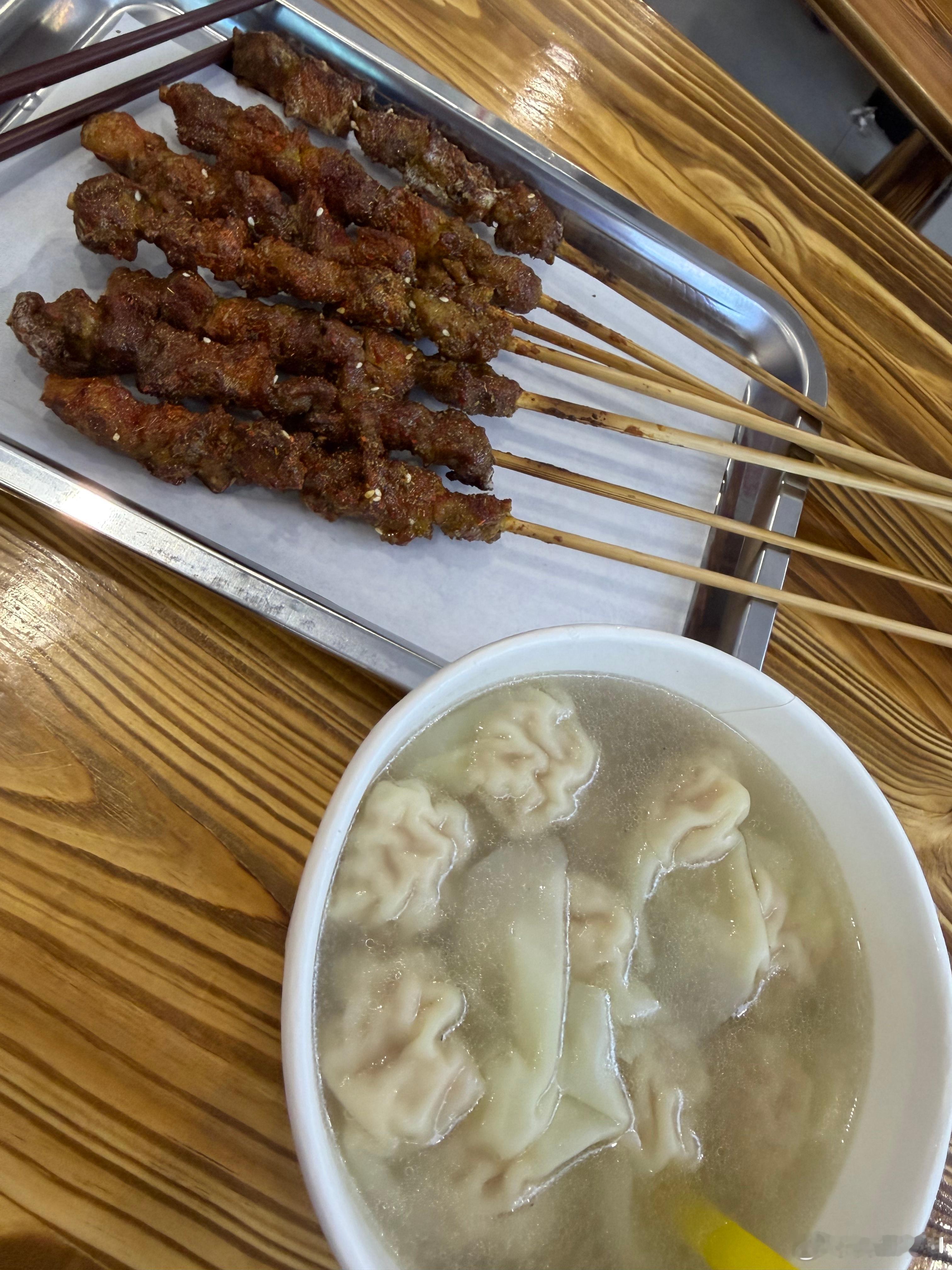 楼对面新开了家烧烤店……隔了马路，有几十米，飘过来的味道还是贼香。所以，响应味道