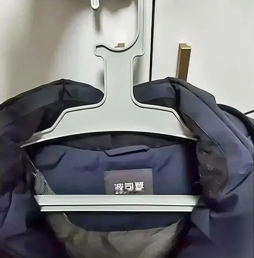 建行冲锋衣，到底发没发？员工穿上身，总部却摇头。薛定谔的羽绒服，比KPI