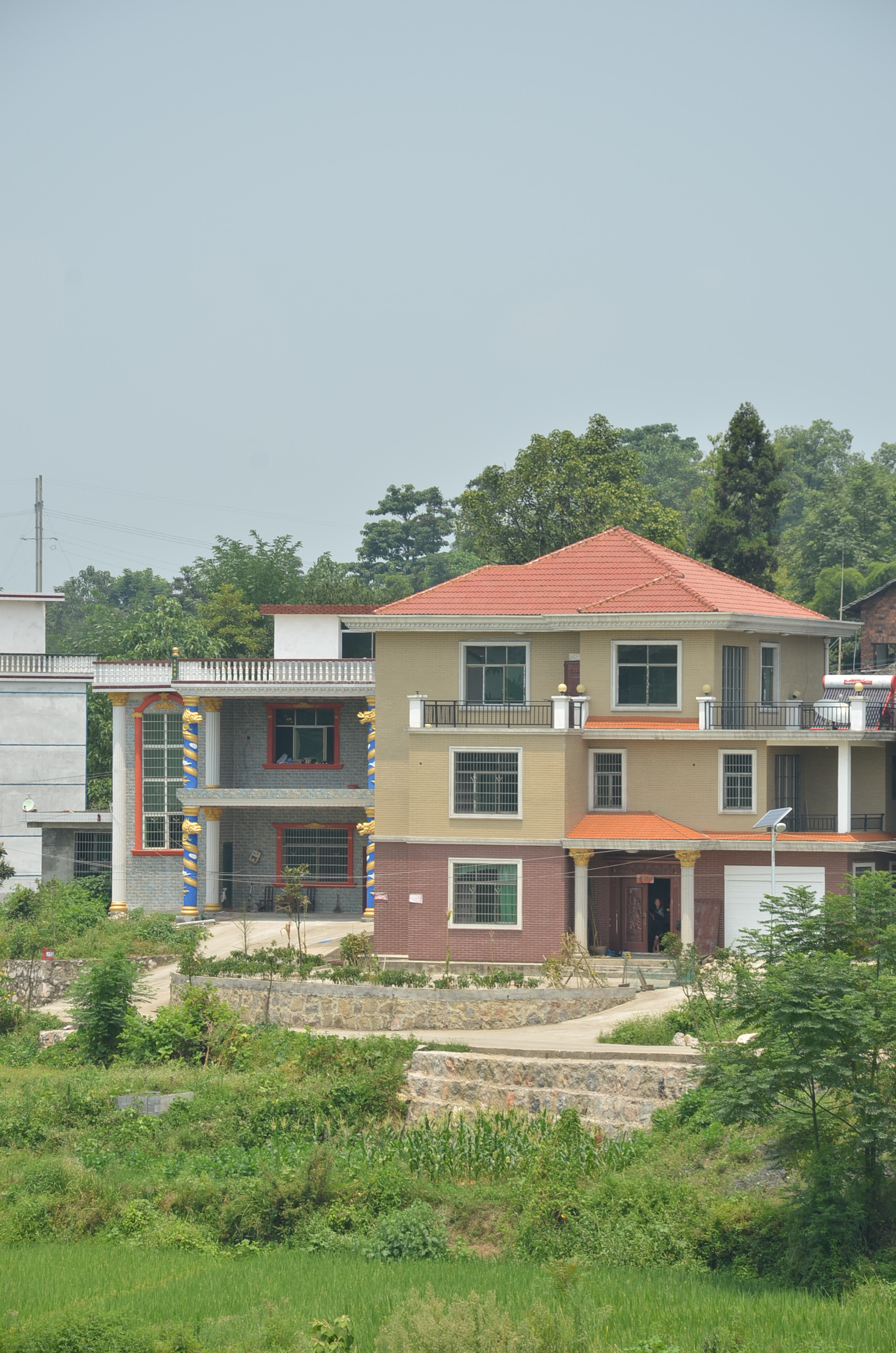 大家发现没有？只要夫妻俩一起上班，月薪工资超过1万，三年内就可以买上房！在小县