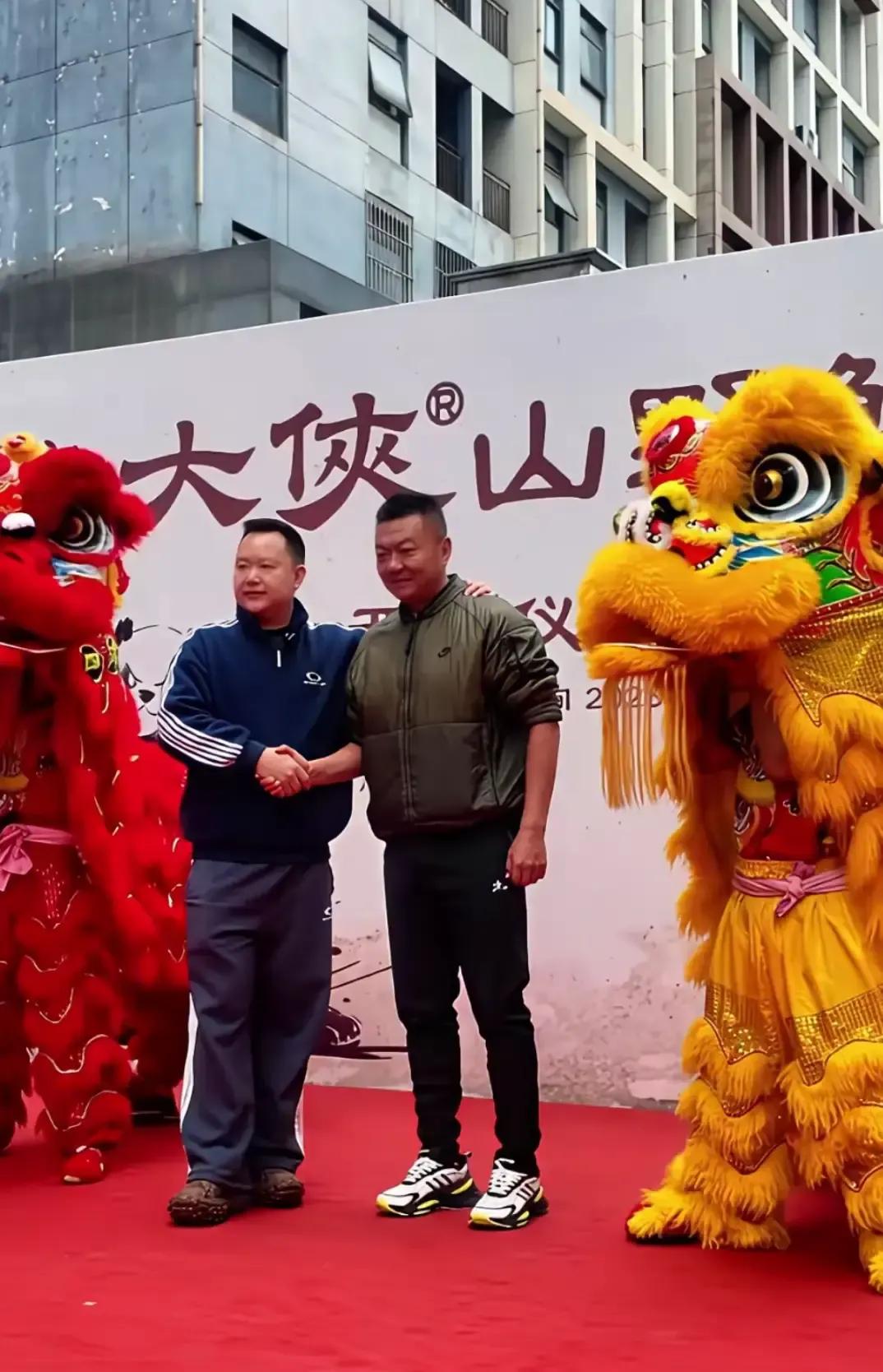 魏群把火锅店开在成都春熙路隔壁，招牌直接写魏大侠鲜菜火锅，门口挂着他当年穿黄色战