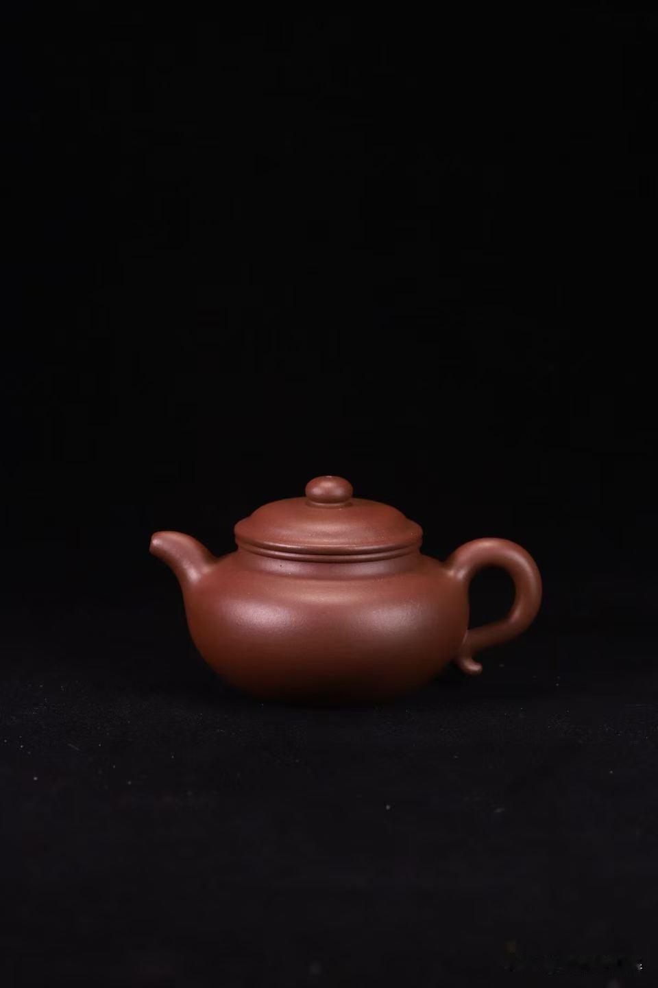 茶是良朋，壶是知己苏东坡写过一句很俏皮的诗：“戏作小诗君一笑，从来佳茗似佳人。