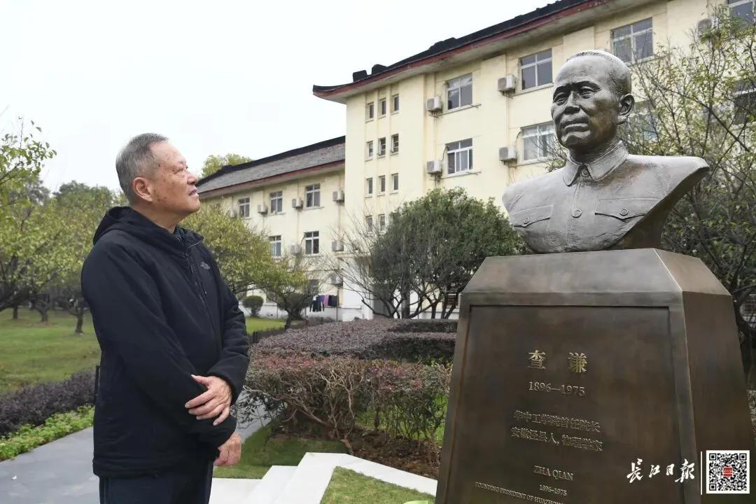 从华科今天为学校事业开创者和奠基人查谦、朱九思立像,想到华科与武大的渊源之深!武