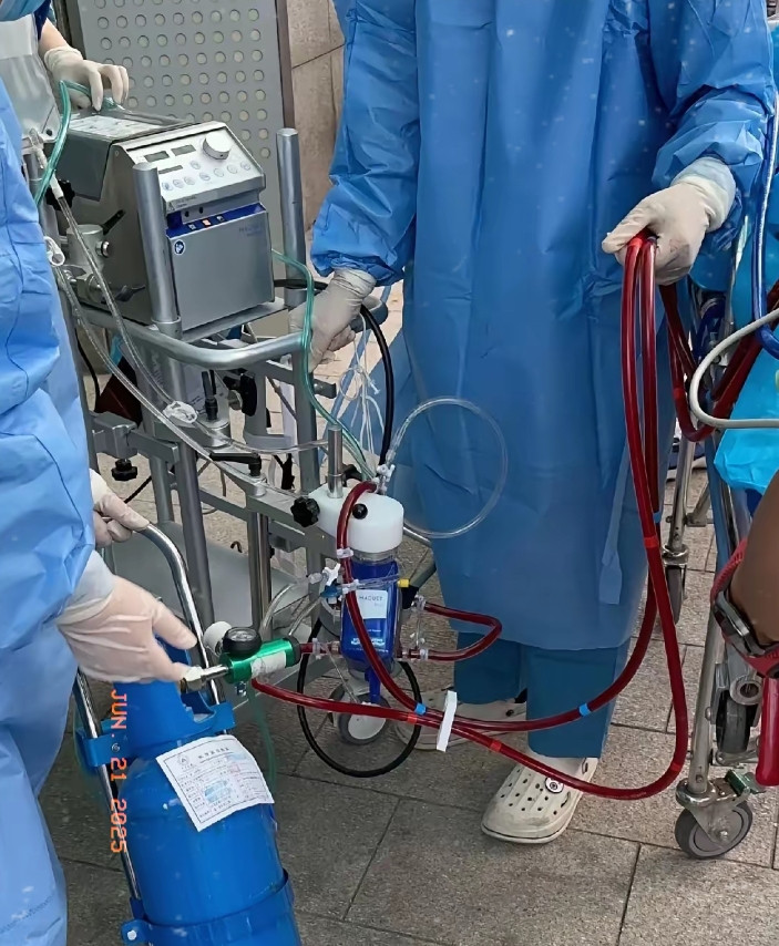 医院财务科按计算器的手停了。2.8万救护车费闹大了。家属投诉，钱退了。有