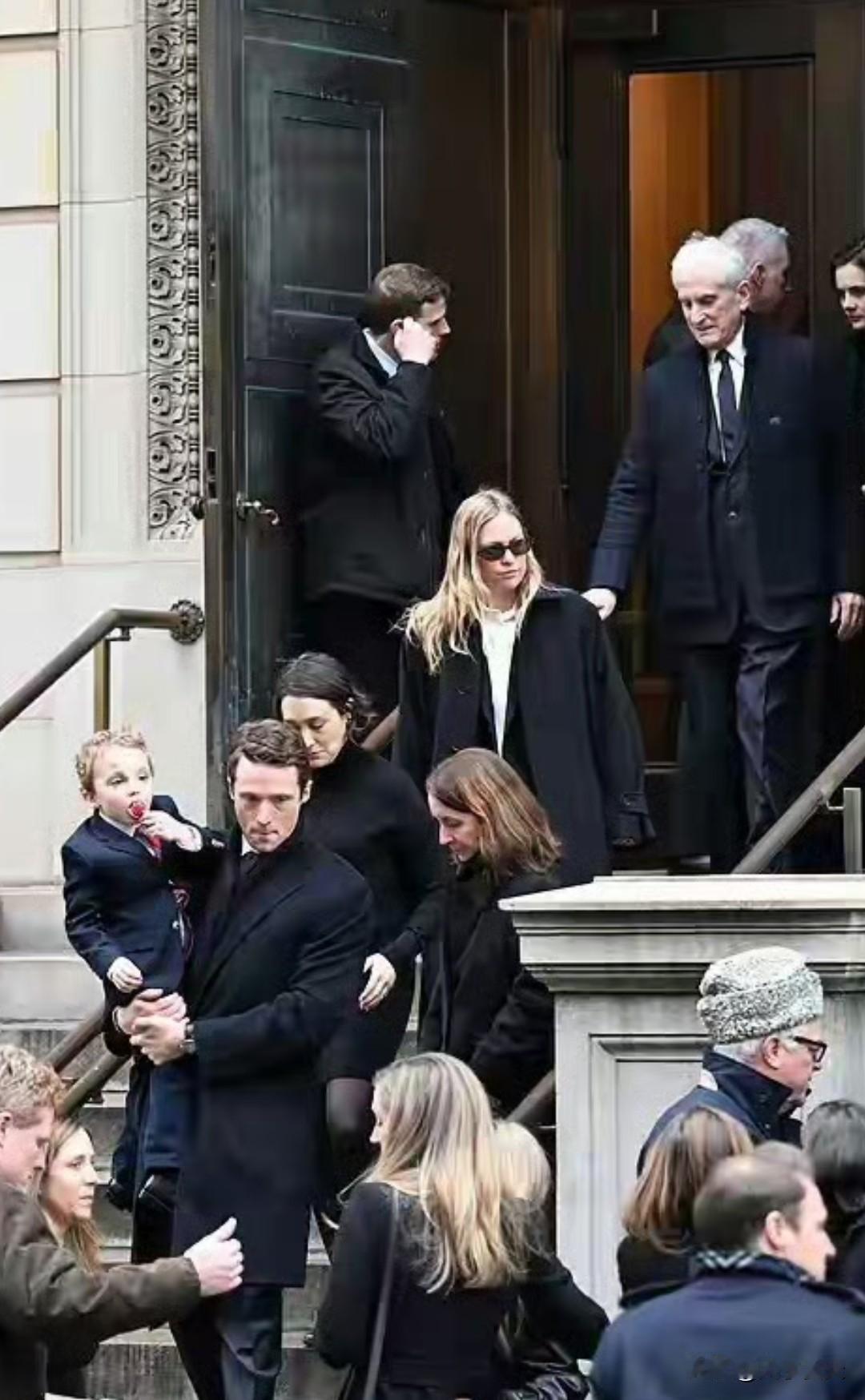 82岁拜登赴肯尼迪外孙女的葬礼，难掩泪水，失去妈妈的女宝才1岁​​​