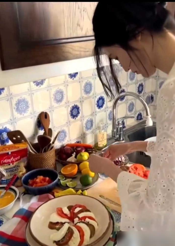 别再刷什么神仙爱情了。我告诉你，何穗和陈伟霆的官宣，是一场蓄谋已久的精准并购。