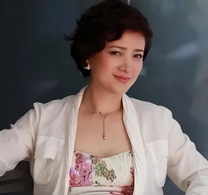 她演戏不靠化妆，靠呼吸。节目现场，她闭上眼睛。吸气时是《西游记》怜怜的娇憨，