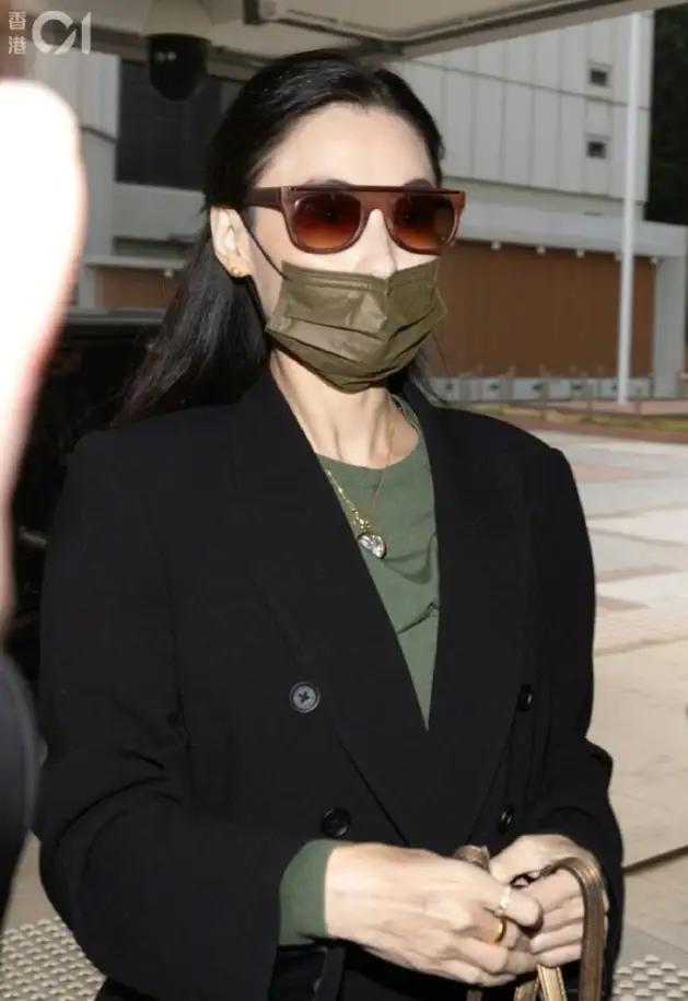 经纪人公开骂她“脑子有病”。张柏芝被经纪人公开点名骂了。起因是她没配合接某个工作