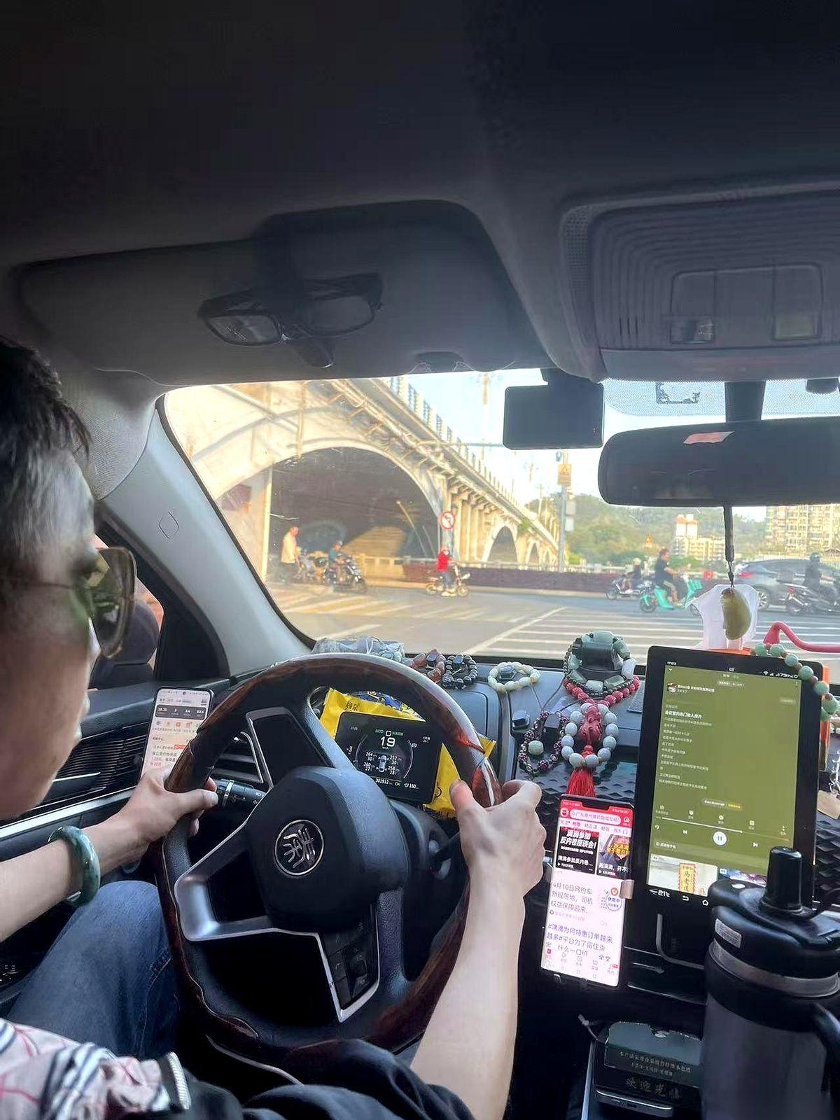 后座的乘客指着手机屏幕，冲我晃了晃，声音里透着股不可思议。“师傅，你绝对想不到