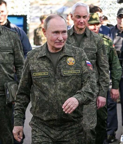 摊牌了！普京就是在赤裸裸地威胁美国。美国媒体《纽约时报》刊发文章认为，俄罗斯近期