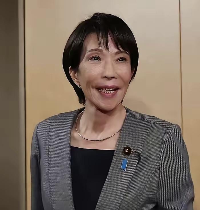 高市早苗万没料到，一架专机突然降落北京，中方迎来稀客，当着全世界的面，交给中国一