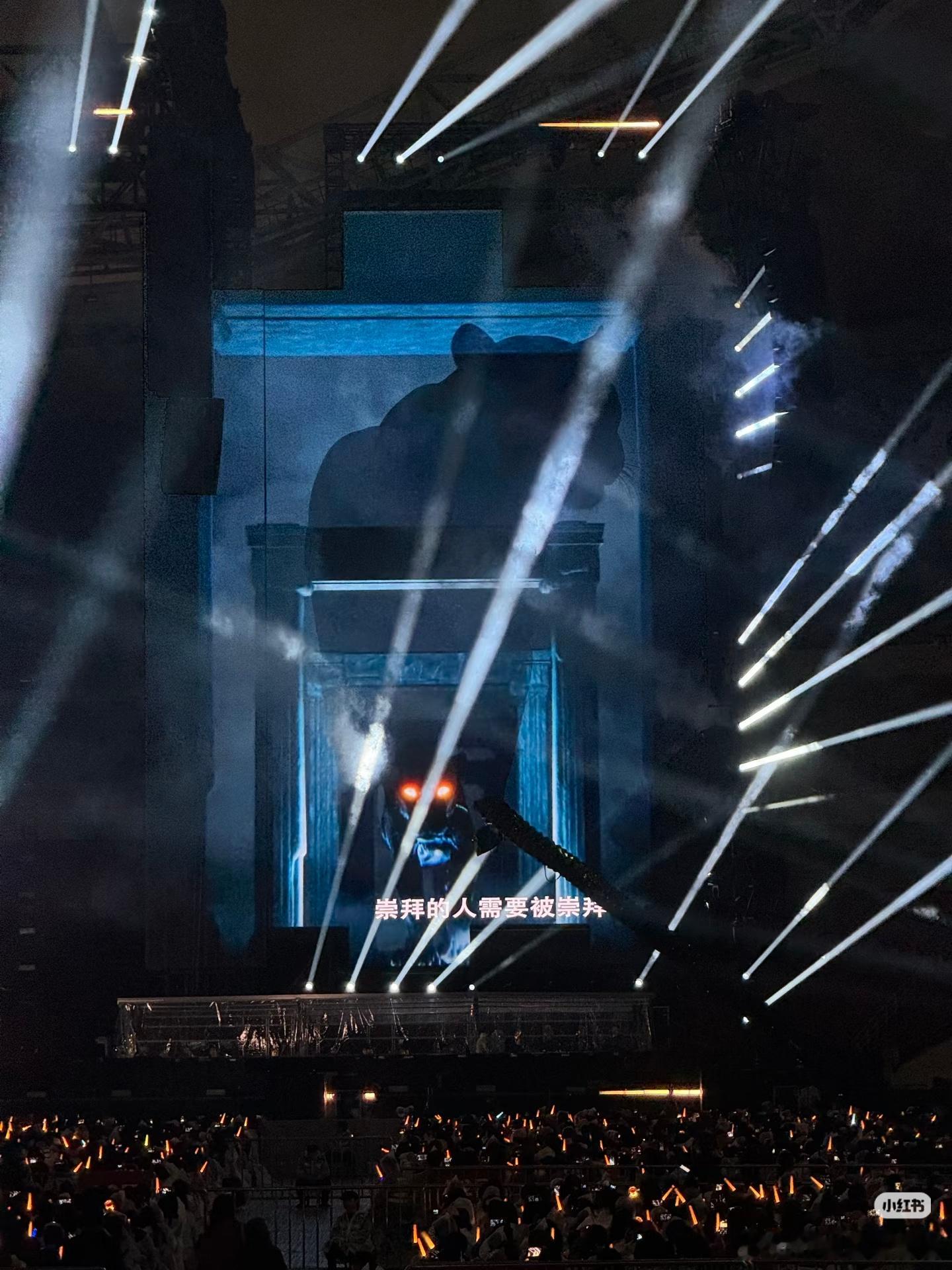 陈楚生在荒芜之境演唱会上海站唱《晚礼服》的时候，屏幕上出现威风凛凛的黑豹子，当时