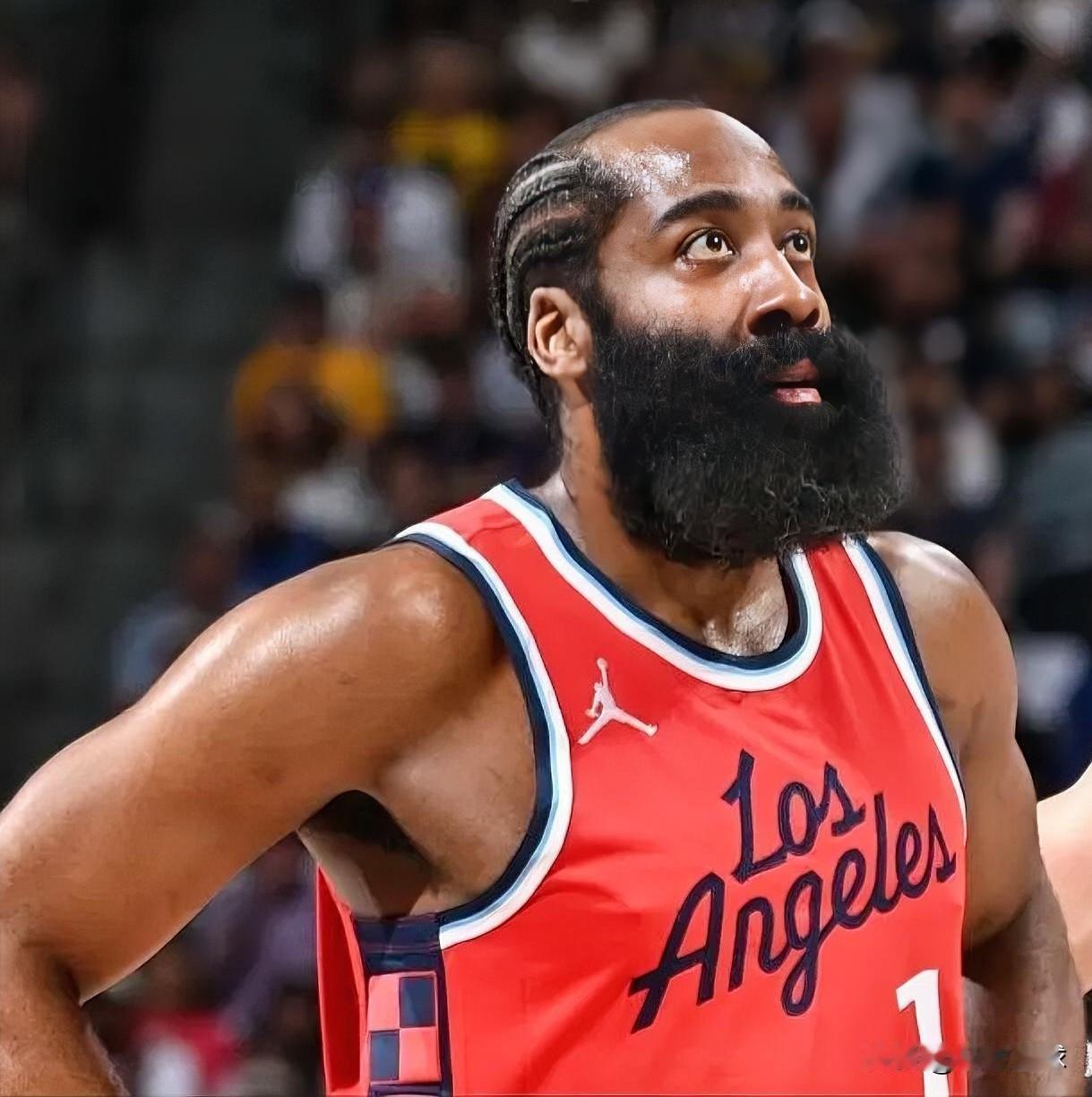 快船老将哈登真居然提出交易申请了！根据记者Shams的报道，快船和哈登正在一