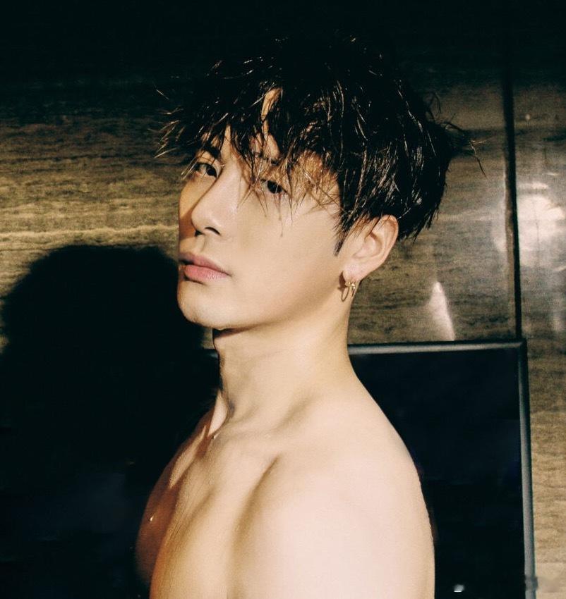 顺毛已经让人受不了了现在来个卷毛🥵🥵🥵王嘉尔billboard卷发封面