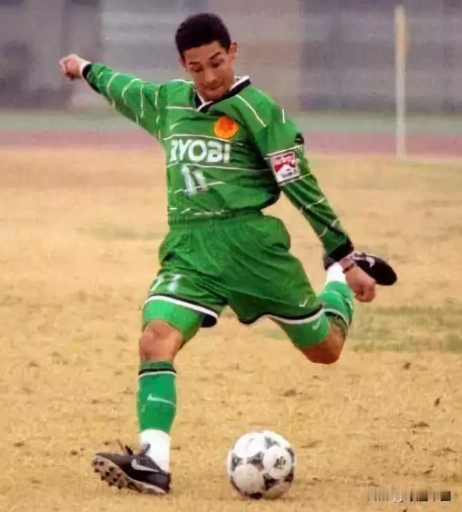 1997年春天，北京城来了三个满口西班牙语的老外。个子最高的是头发稀疏、但前额锃