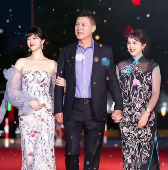 这一家三口好幸福，三个人脸上都洋溢着幸福的笑容，茹萍老了更加有女人味了，女儿奚望