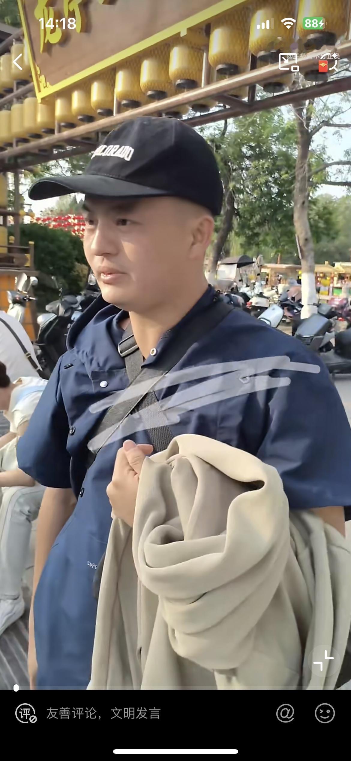 开封一景区门口，一女孩发现被图中的男子偷拍，勇敢的跑过去骂了一句，拍你妈呀！男子