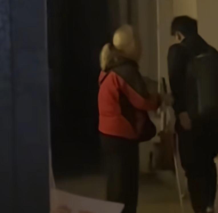 女子夜晚遇到“瞎眼”老太太要求带路，拒绝了她的要求，还制止了准备带路的小女孩，因