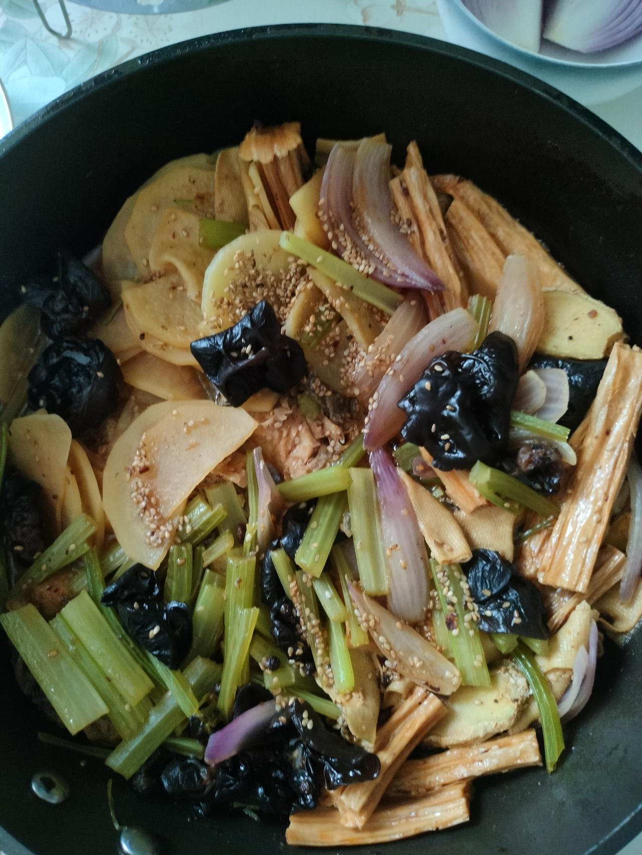 早早就闻到厨房传来的烤鱼香味了！终于等到老公秘制烤鱼隆重上桌，我打眼一看，找了