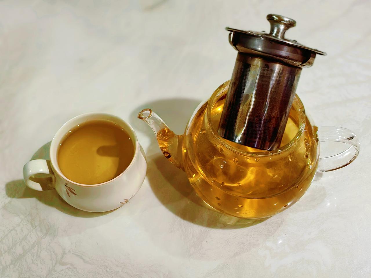 喝茶这件事，不用懂，喝就对了。茶汤透亮，日子也该这样。​​朋友寄来