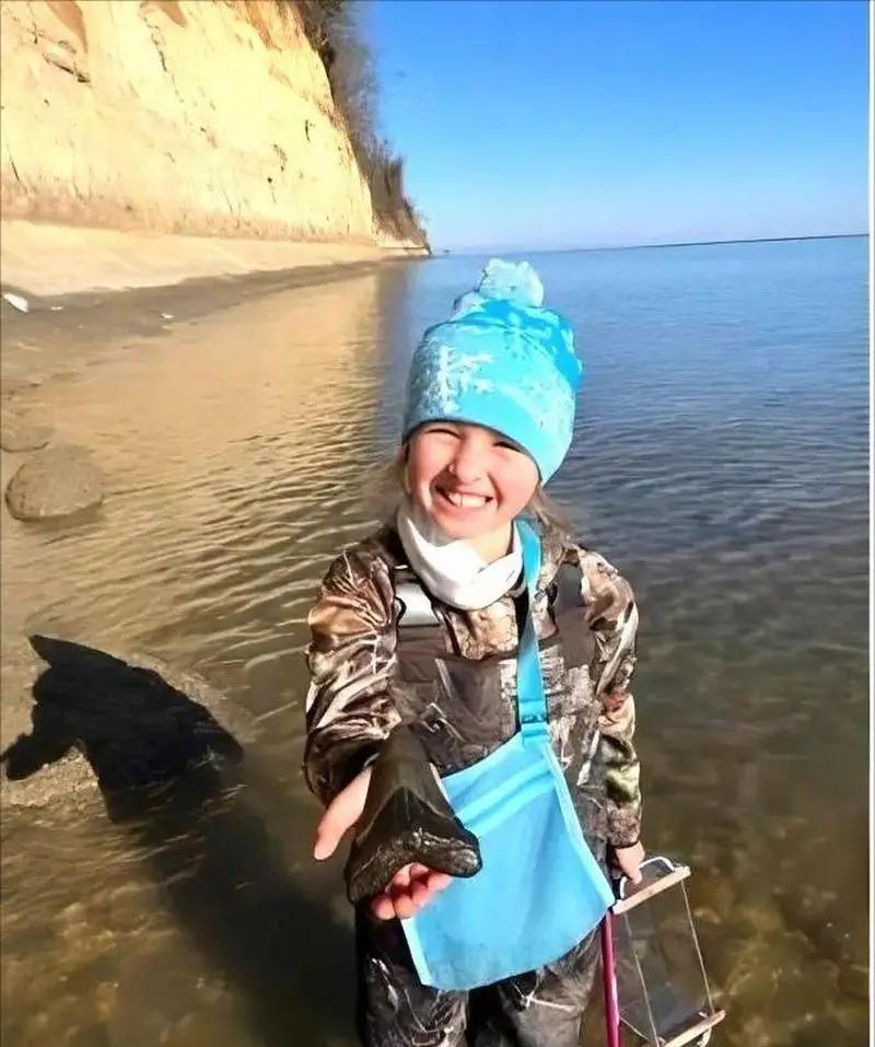 2022年马里兰州的海滩上，9岁的茉莉正踩着浪花追小螃蟹，脚趾突然踢到块硬东西。