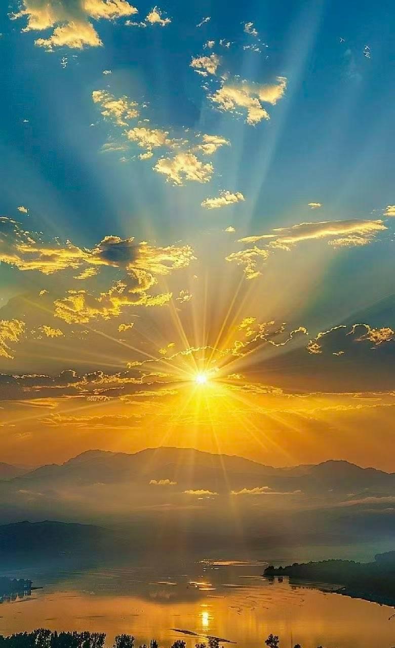 夕阳西下，云海翻滚，美不胜收！