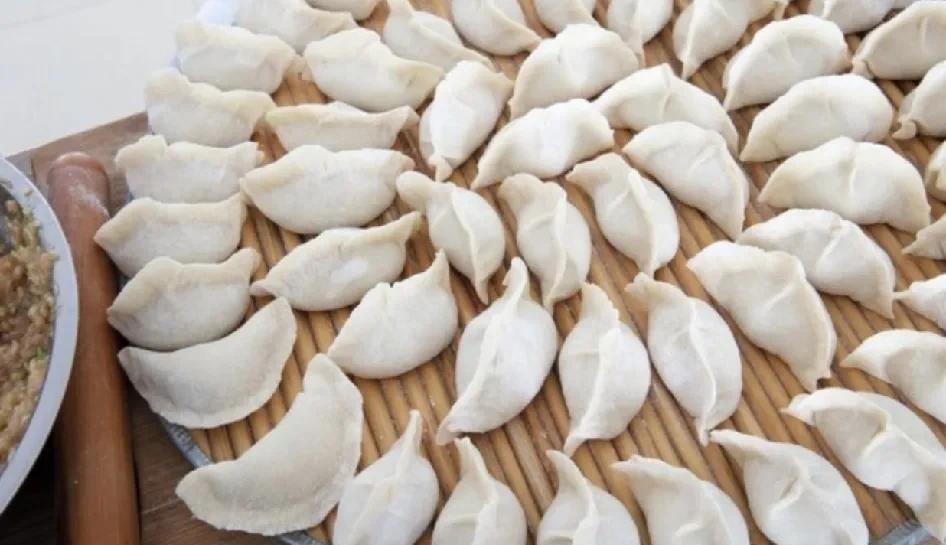 这就是今天我和老婆的晚饭，一碗酸汤水饺，自己做的太好吃了，这可比大鱼大肉好吃多了