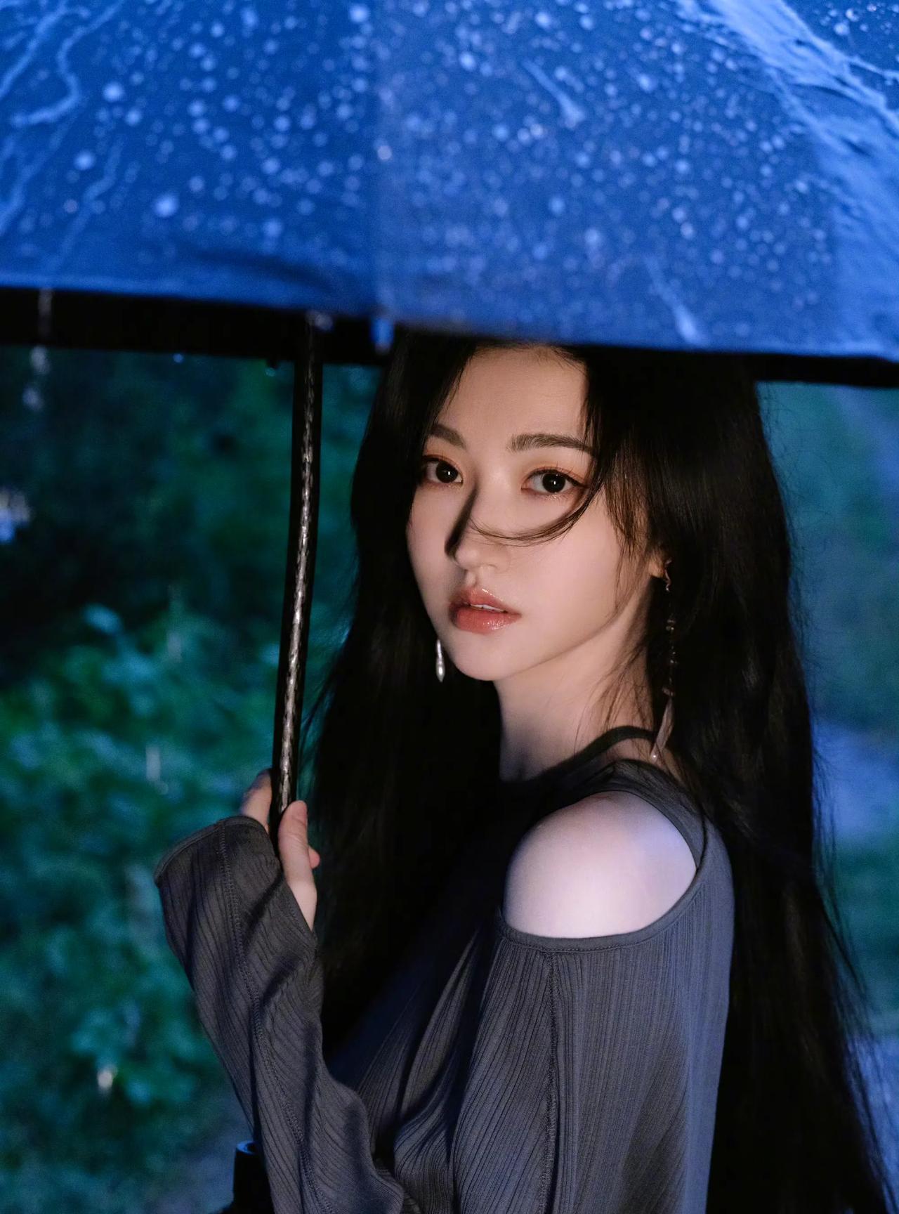 #景甜#雨夜撑伞，听落雨轻叩伞面。风拂过长发，心事在静谧里漫漶——是盼一场邂逅，