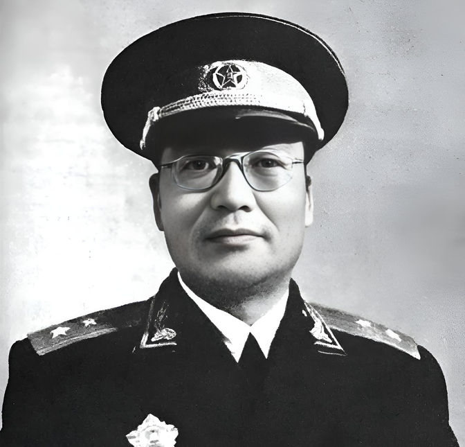 1948年，何应钦识破了我党潜伏人员韩练成的真实身份，打算痛下杀手。就在这生死攸