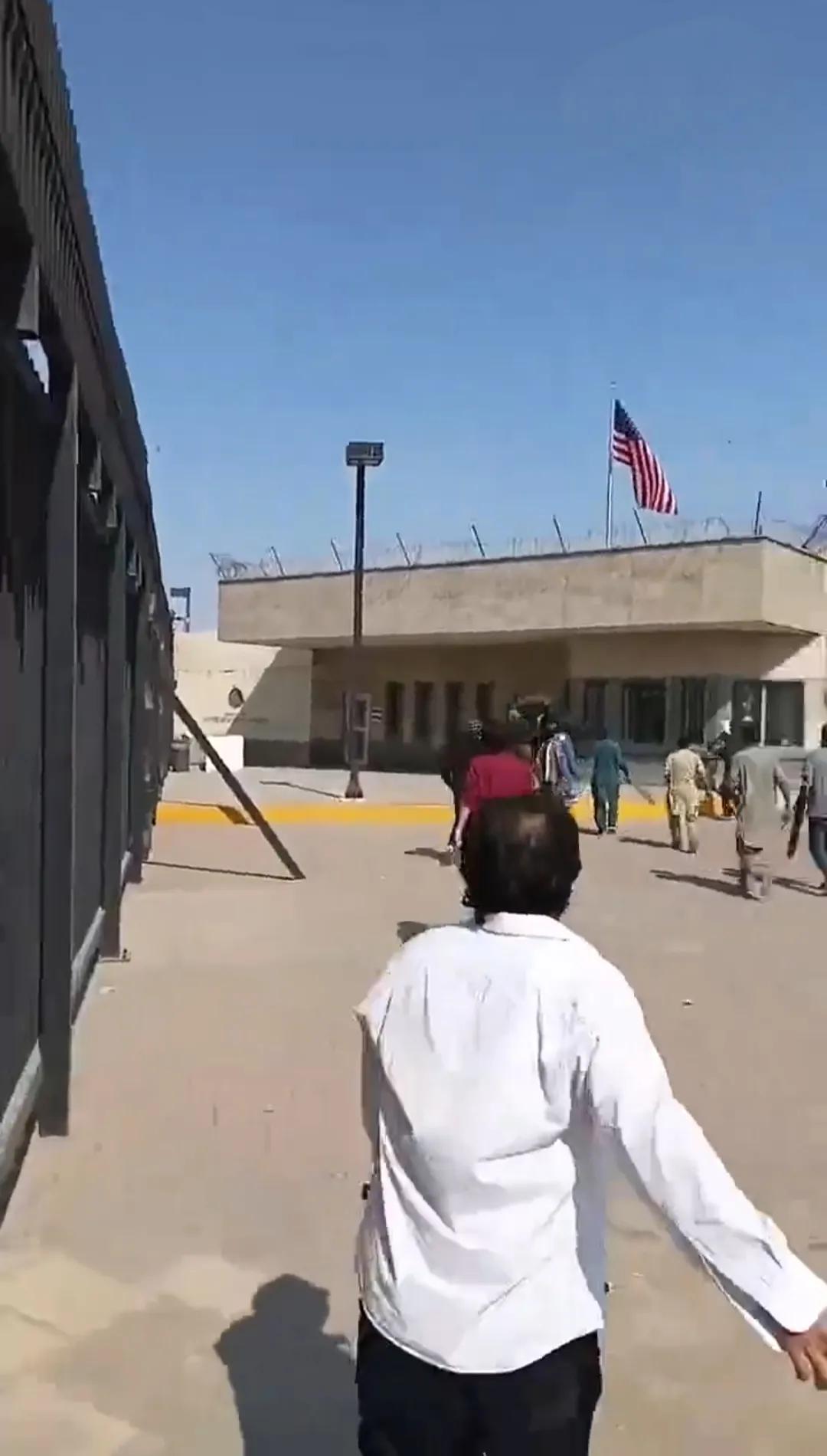 在伊朗最高领袖哈梅内伊被美以暗杀之后，大量愤怒的巴基斯坦民众冲进了美国驻卡拉奇领