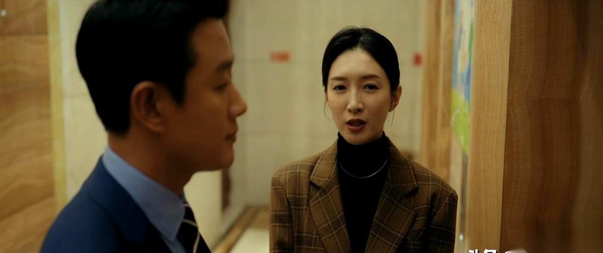 《夜色正浓》里赵玫这个人，真够狠的。一笔两万块的黑钱栽到她头上，她眼睛都没眨一