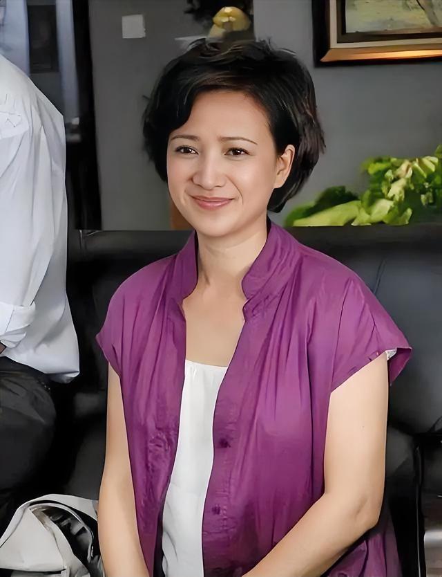 看邻居张山的回忆才明白，何晴最后几年在院子里被推着走的时候，还抱着“等我好了再