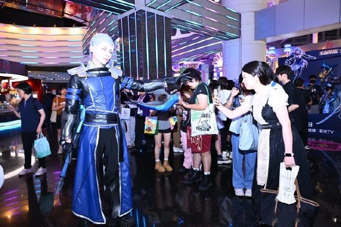 排队排到拐弯，峡谷最帅男人铠的这人气没得说​​​