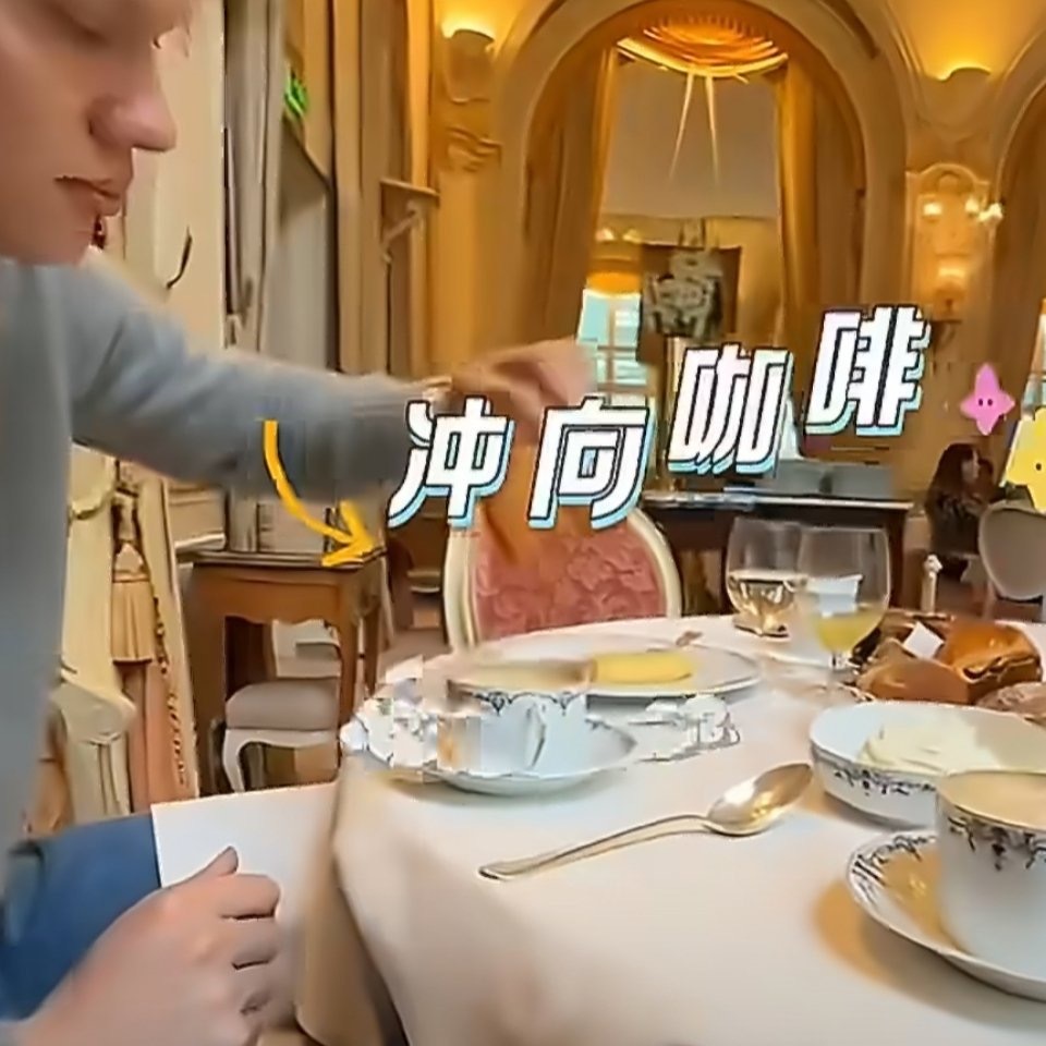 哈兰德用面包蘸咖啡霸气锋线硬汉埋头干饭的模样格外温柔。看着外表豪迈，心思却细腻