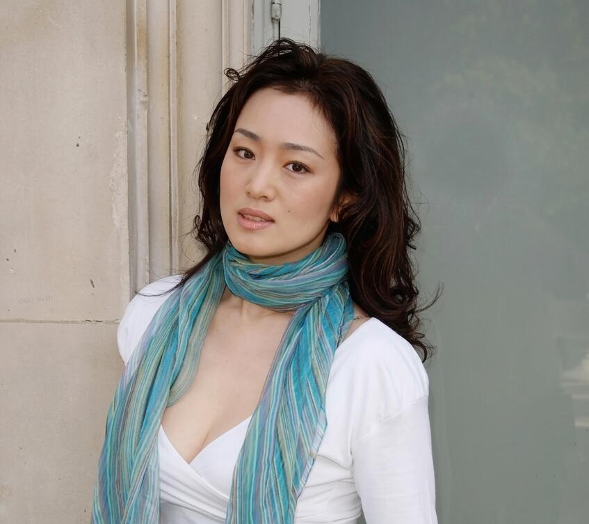 在没有滤镜美颜的年代，什么样的美人才能让人记几十年？年轻时期的巩俐，颜值足