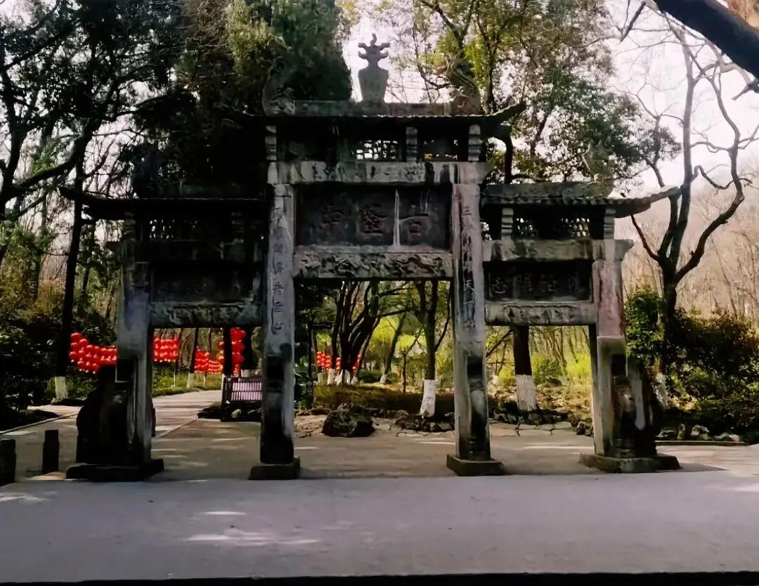 诸葛亮主张必占荆州，庞统劝趁早放弃：不是水平差距，是格局差了一代诸葛亮在《