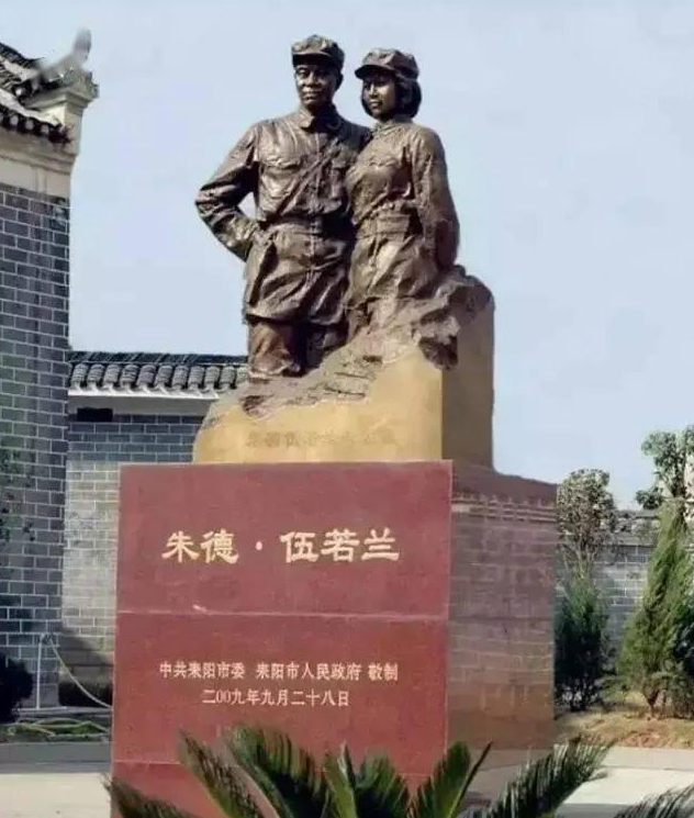 1929年，朱德和妻子正在吃饭，突然，十几个敌军踹门而入：“谁是朱德！”生死关头