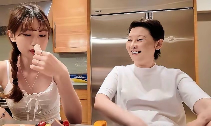 徐帆太疼女儿了，徐朵回美国上学，她背着双肩包全程陪孩子，养女比亲闺女还受宠。徐朵