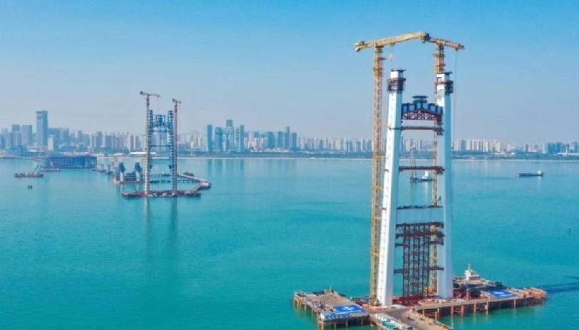 厦金大桥厦门段的主塔周一（1日）封顶，据报大桥已预留台湾金门段接口。厦金大桥厦