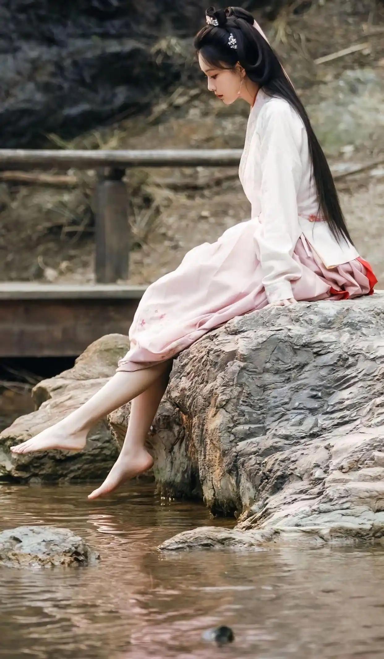 分享一张你拍的樱花照片“穿越时空的少女，静坐溪边，沉思如水”🌿💦