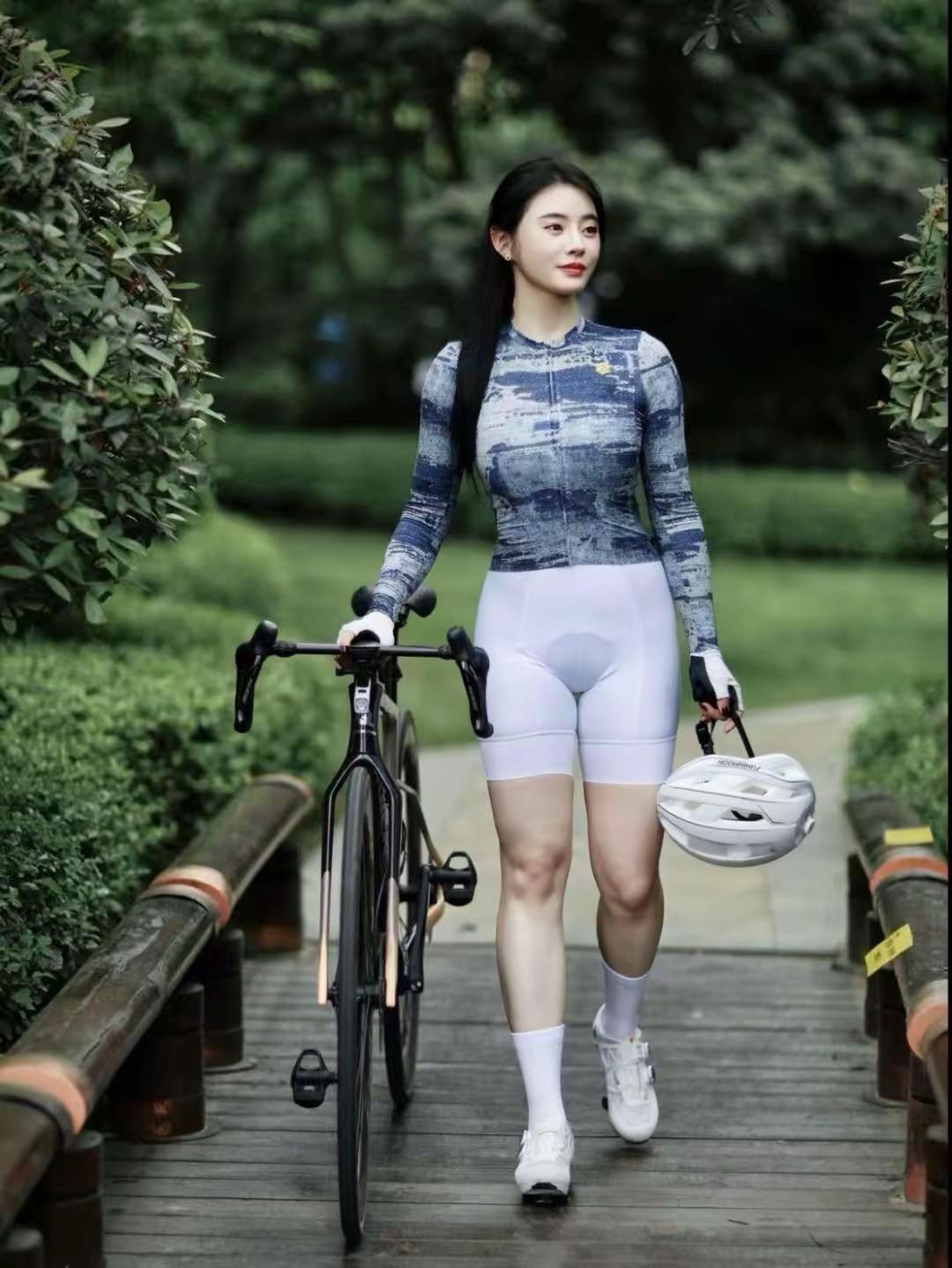 为什么爱健身的美女都喜欢穿紧身裤训练的时候，紧身衣服会非常的干净利落。因为健美需