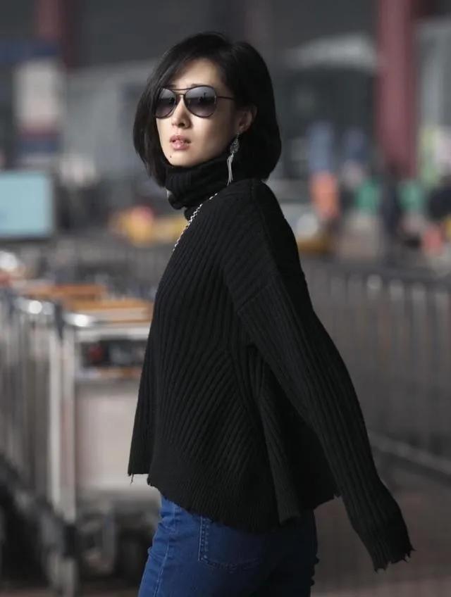 刘敏涛剪波波头嫩到犯规！黑高领毛衣配牛仔裤，时髦洋气像逆生长刘敏涛这波波头