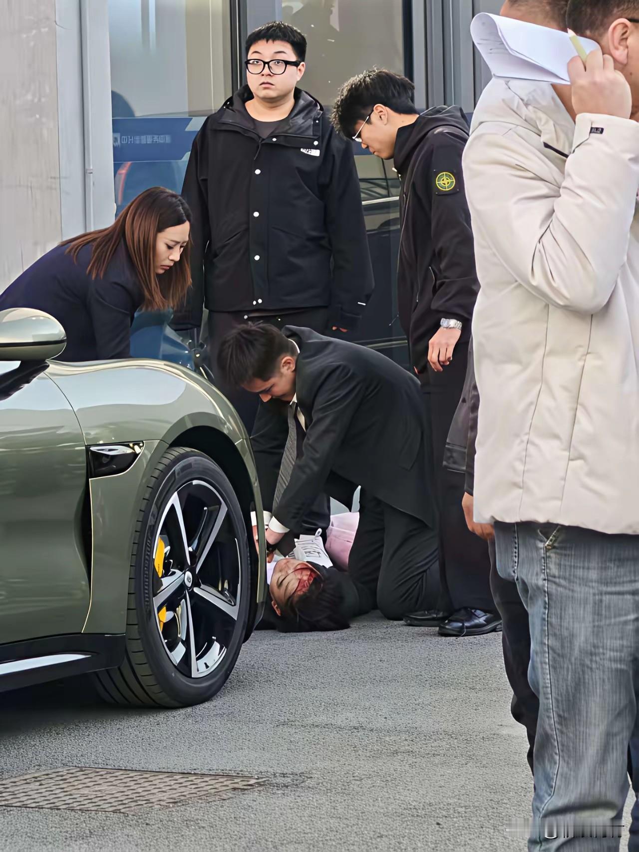 真是离谱！车主买车提车时竟然把销售撞伤！看这样子伤的不轻啊，浑身都是血，这