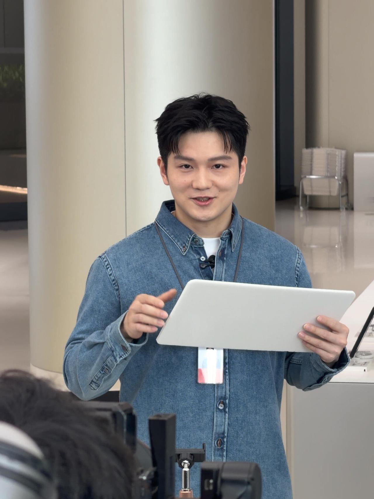 樊振东真的好带样，帅气十足，简单的妆容，牛仔外套，东哥稍加打扮，嘴角上扬，家书都