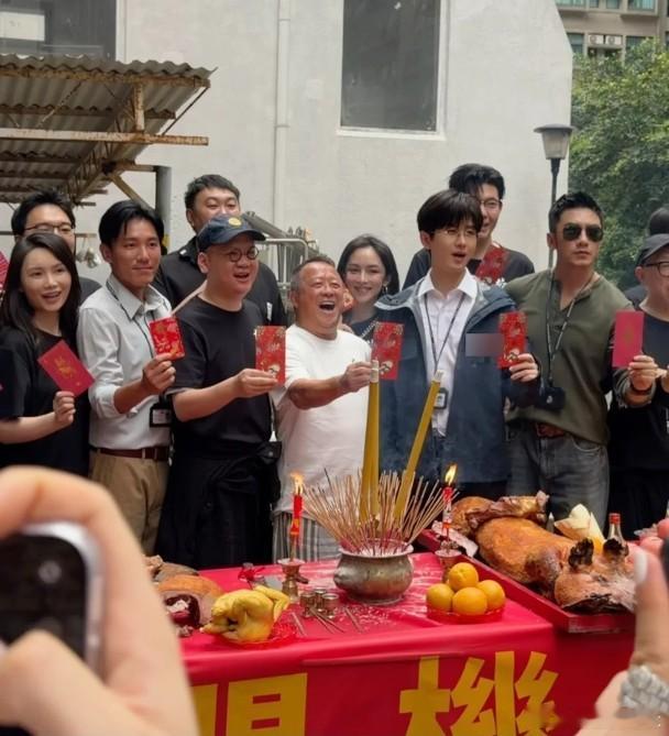 內地藝人成毅夥拍袁詠儀（靚靚）主演劇集《狩謊》今日（3日）正式於香港開鏡，場面盛