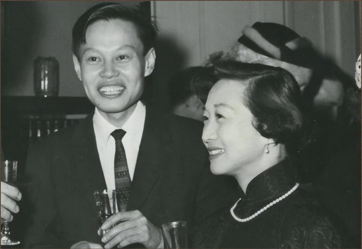 1971年北京国宴，杨振宁，就那位大科学家，手心直冒汗。他眼睛老往对面瞟，那儿坐