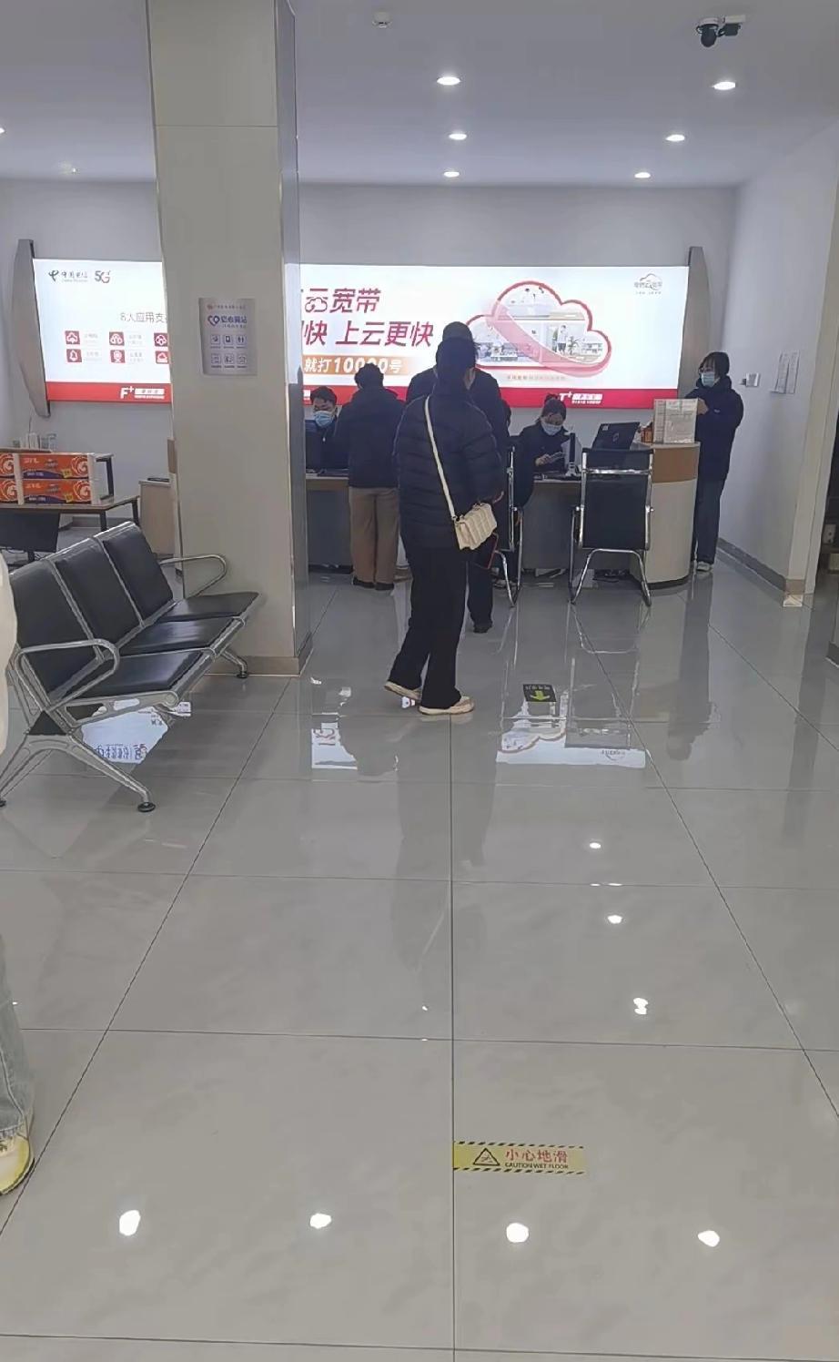 销号要交308元违约金？柜员私下透露的“扔卡秘诀”，暴露了运营商的小心思！