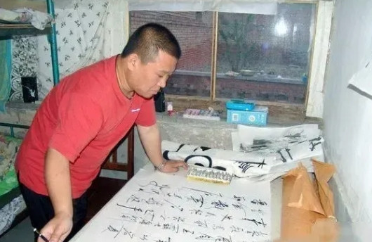 那年，赵忠祥对郭德纲说：“你呀，别的都挺好，就这么一个毛病！”郭德纲有些不解，赵