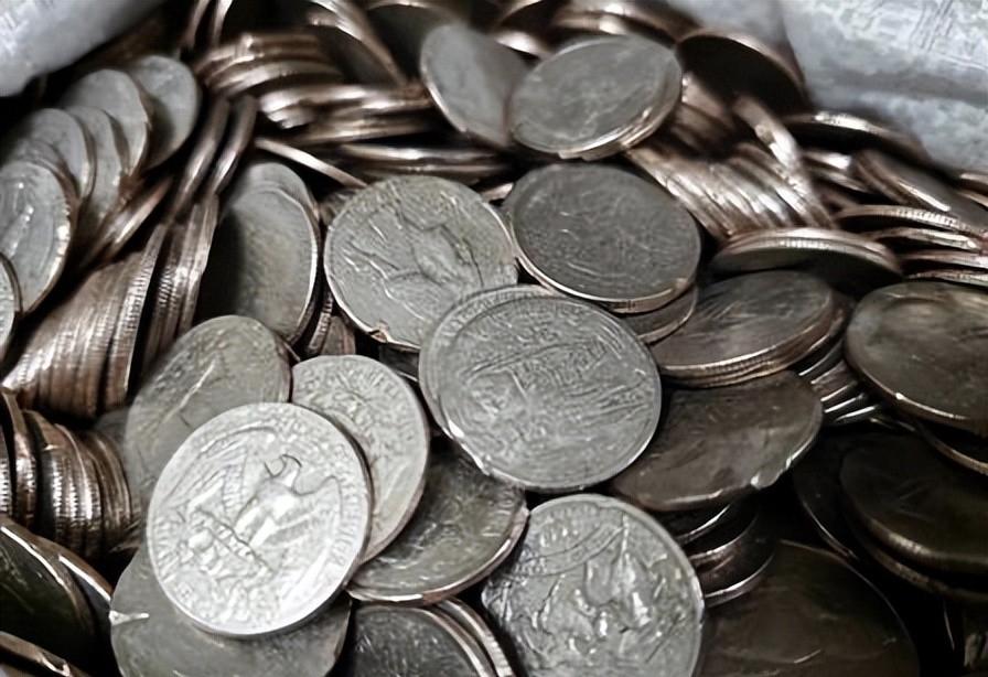 螺丝货箱暗藏巨款黄埔海关查获67万余枚美元硬币走私案8月10日，黄埔海关